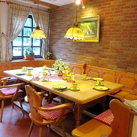 Gastgeb Otel